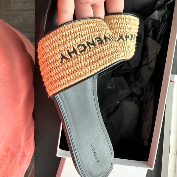 Givenchy flat shoes for women - Picture 3 of 7